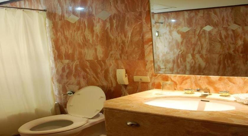 Great Eastern Hotel Quezon City Extérieur photo